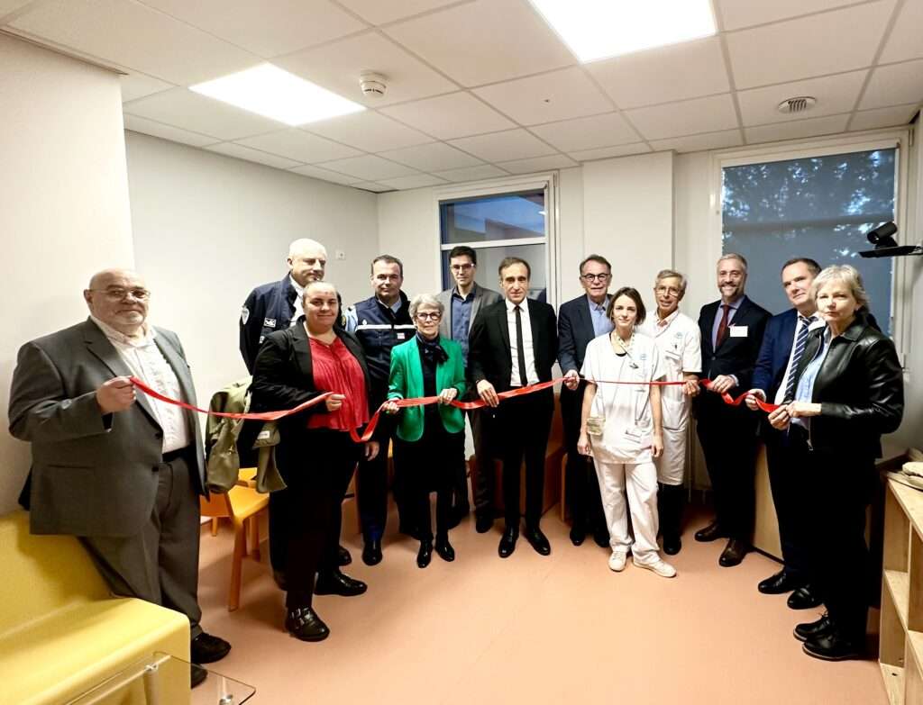 Les partenaires du dispositif UAPED dans la salle de l'UAPED coupant le ruban lors de l'inauguration